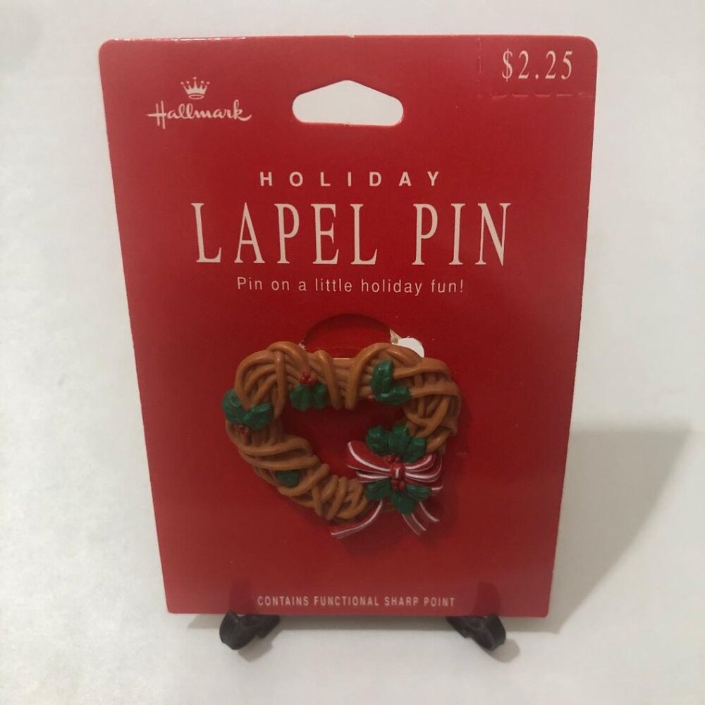 Christmas Vintage Wreath Grape Vine Holly Berries Lapel Pin Brooch New Hallmark